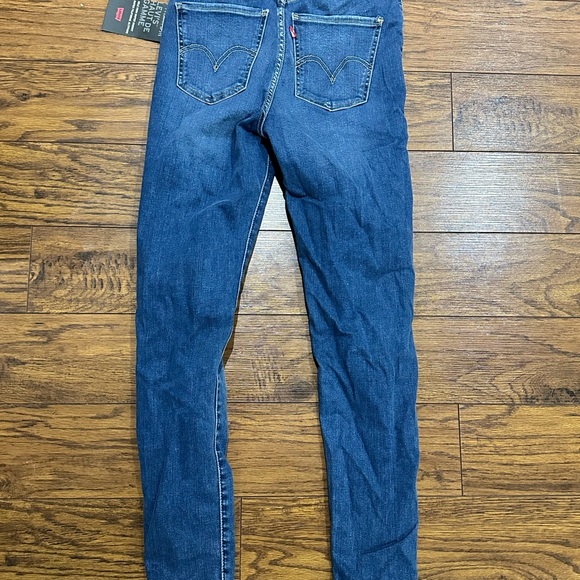 Levi’s Highrise Sculpt Jeans - Picture 3 of 3